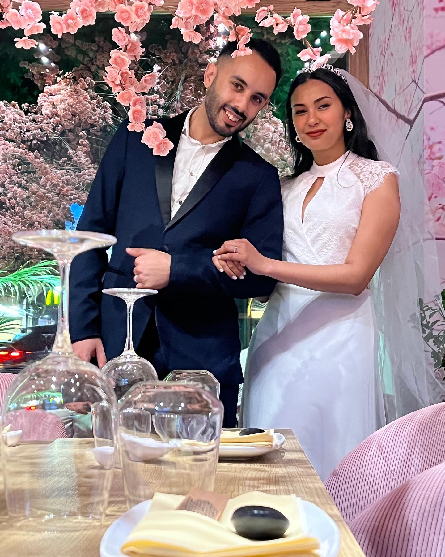 Dekoracja samochodu ślubnego